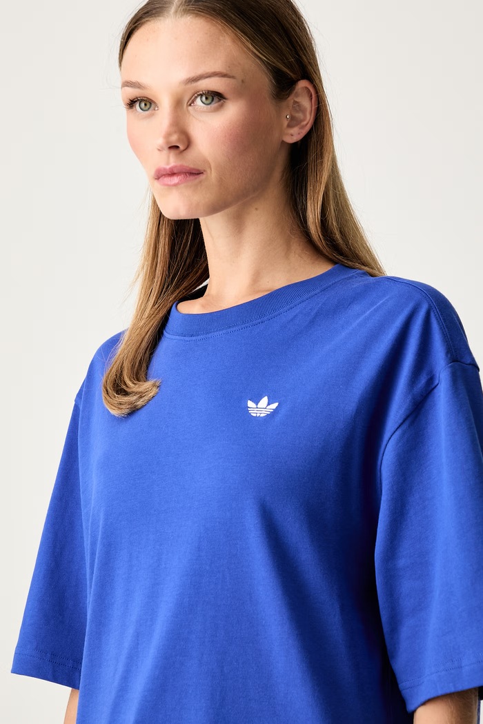 adidas Originals T-shirt oversize damski bawełniany Essentials niebieski KT4800