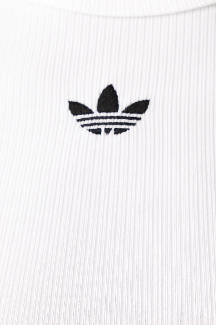 adidas Originals crop top damski z wiskozą Essentials KT4749 beżowy