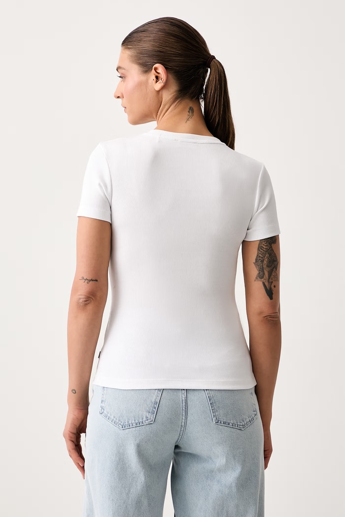 Odzież Guess Jeans T-shirt damski bawełniany z elastanem W6YP13.K3819 biały