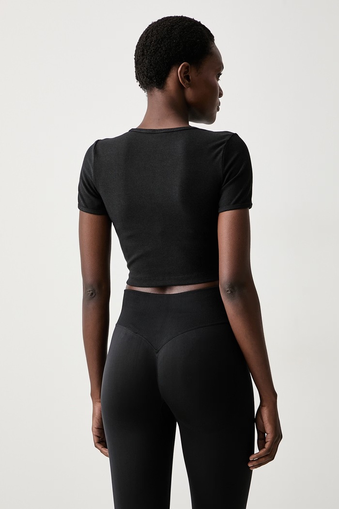 Ρούχα adidas Originals crop top γυναικείο με βισκόζη Essentials KR3601 μαύρο