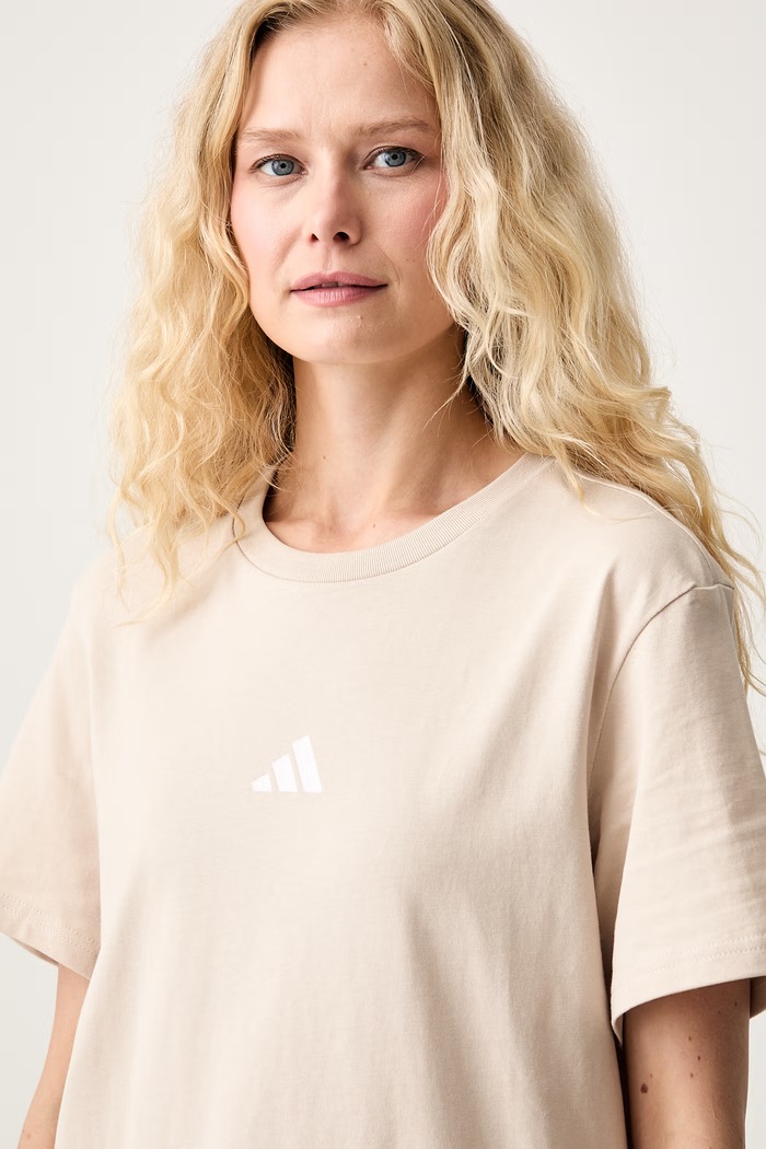 adidas T-shirt damski bawełniany Animal Pack beżowy KT2684