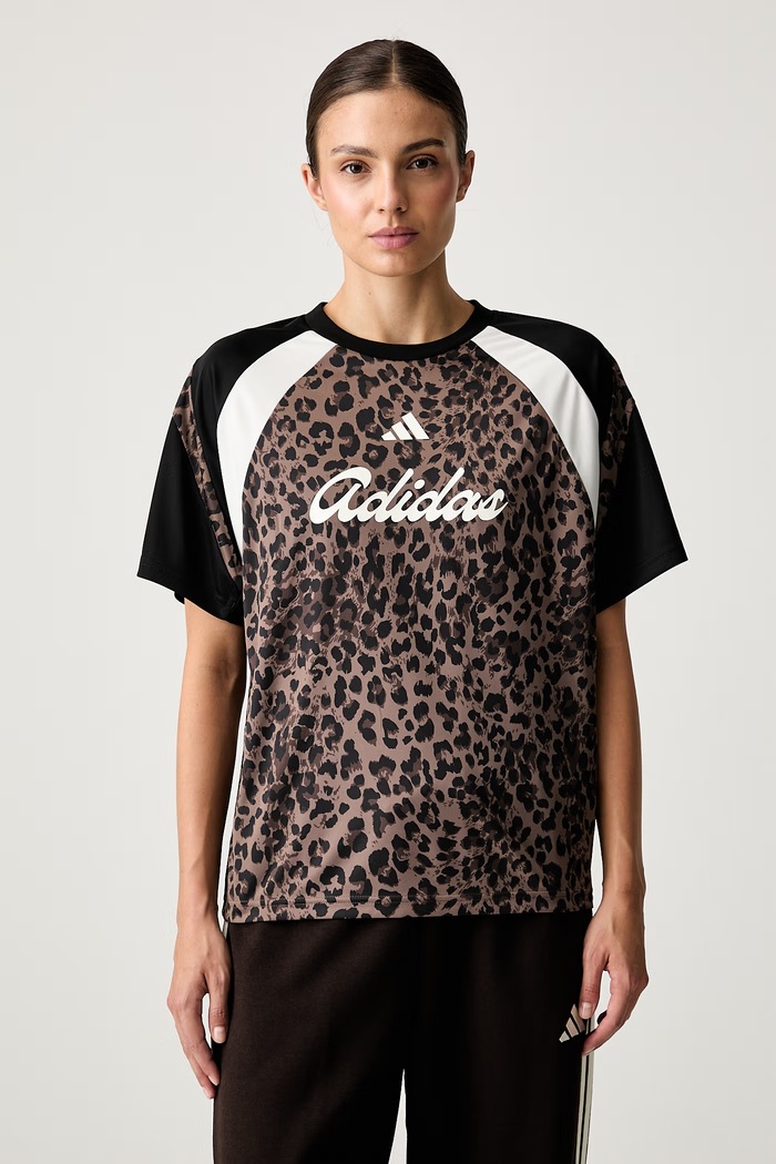 adidas T-shirt damski House of Tiro brązowy KV0905