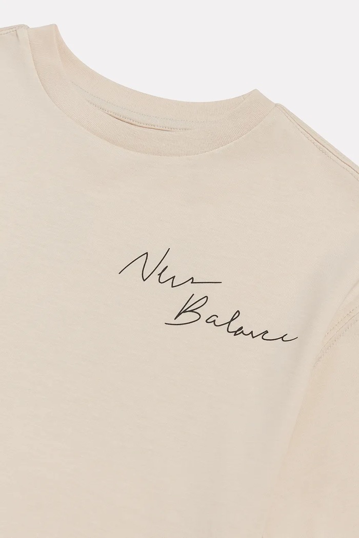Dziewczynka New Balance T-shirt dziecięcy bawełniany YT62O31X beżowy