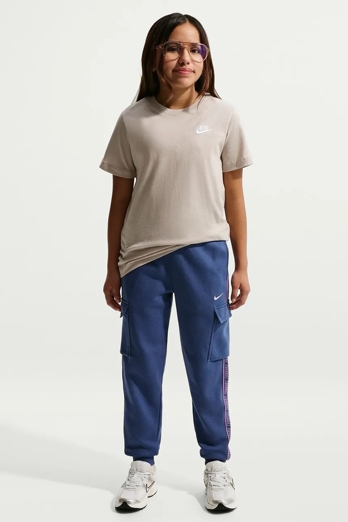 Nike T-shirt dziecięcy bawełniany Nike Sportswear FZ5177 beżowy AW26
