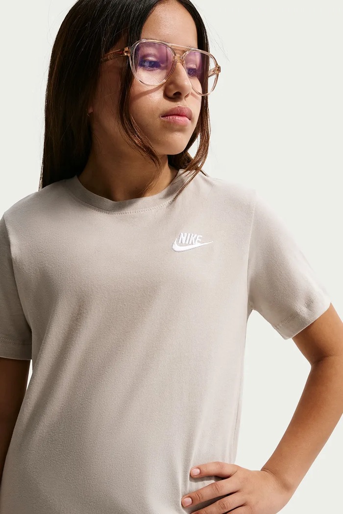 Chłopiec Nike T-shirt dziecięcy bawełniany Nike Sportswear FZ5177 beżowy