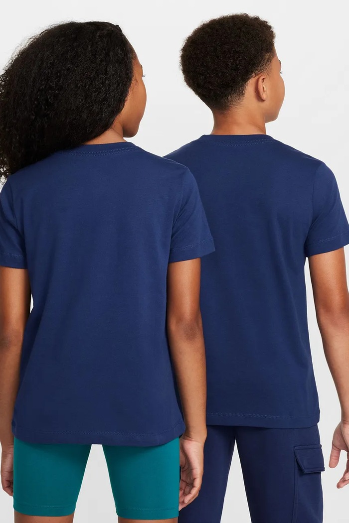 Nike T-shirt dziecięcy bawełniany Nike Sportswear FZ5177 granatowy AW26
