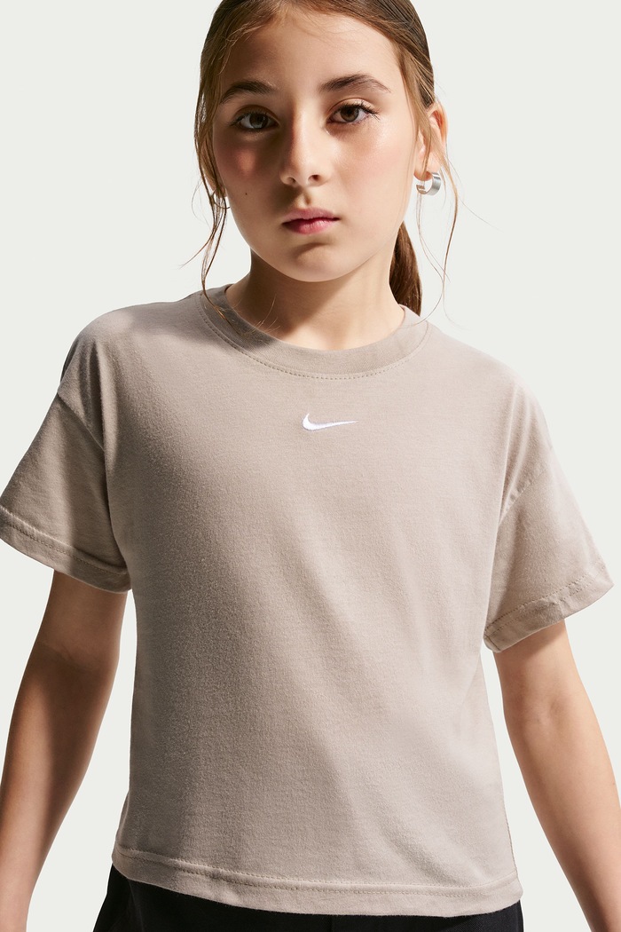 Nike T-shirt dziecięcy bawełniany Nike Sportswear Essential beżowy FZ5559