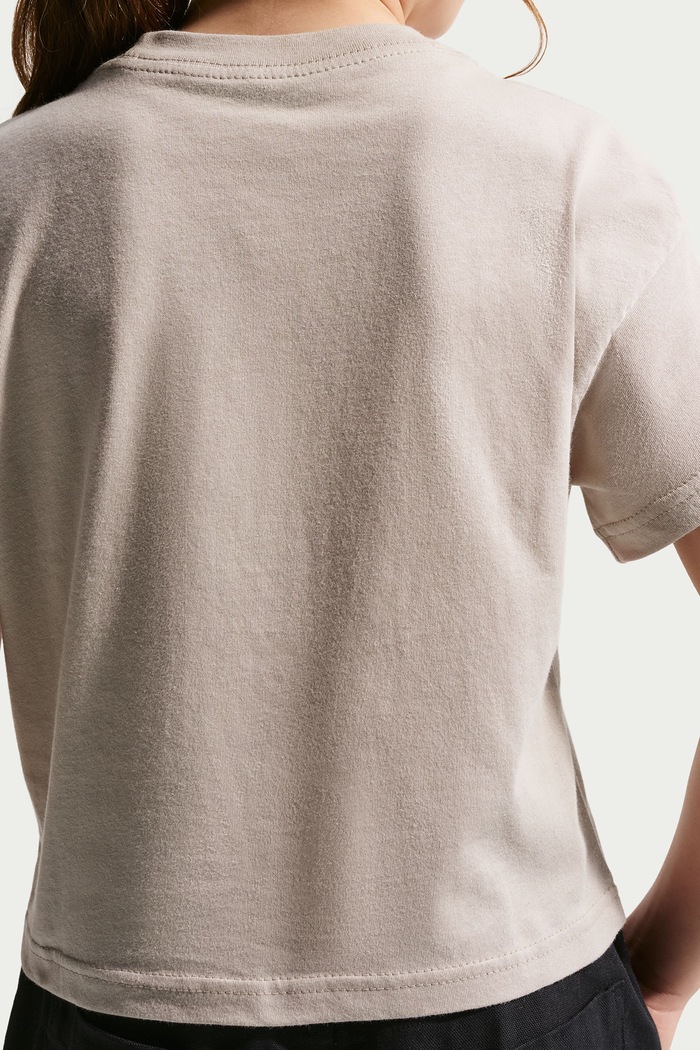 T-shirt dziecięcy bawełniany Nike Sportswear Essential Nike FZ5559 beżowy