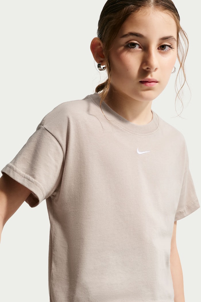 T-shirt dziecięcy bawełniany Nike Sportswear Essential Nike beżowy FZ5559