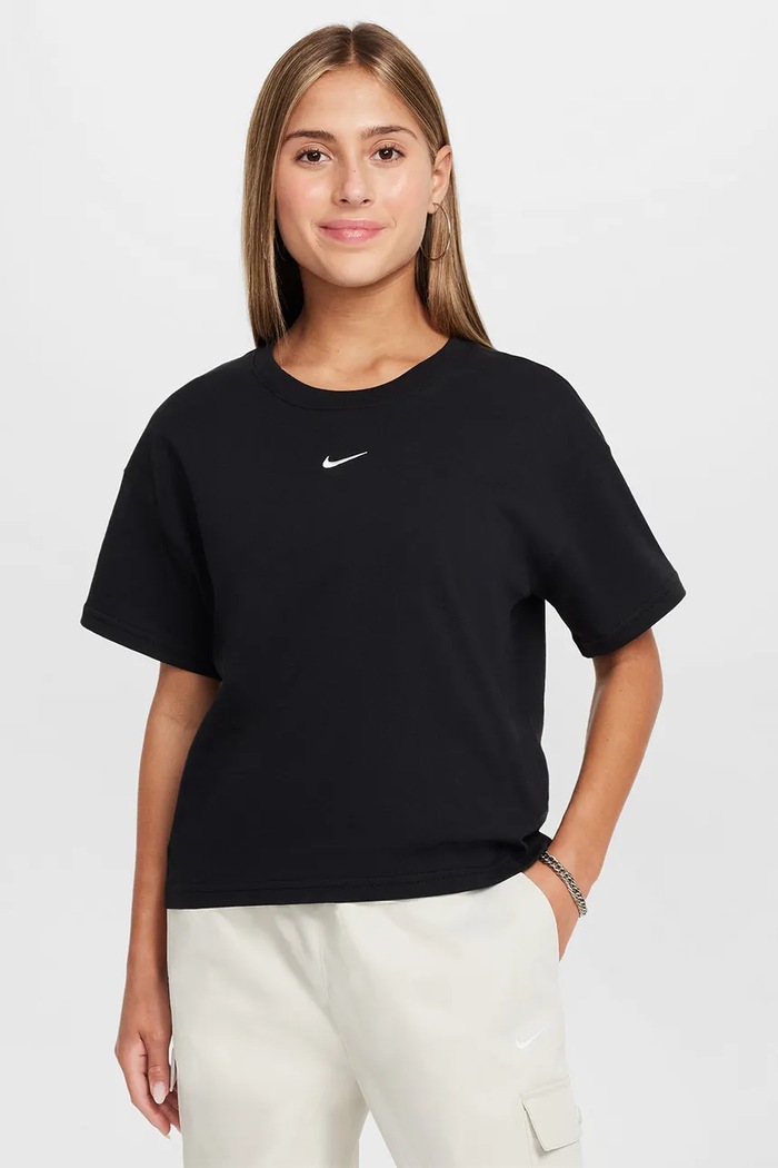 Nike T-shirt dziecięcy bawełniany Nike Sportswear Essential czarny FZ5559