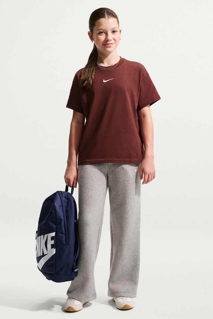 Nike T-shirt dziecięcy bawełniany Nike Sportswear Essential FZ5539 bordowy AW26