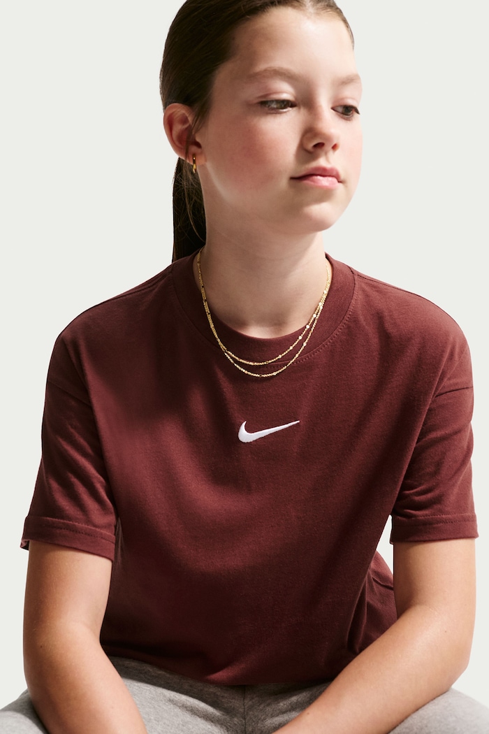 T-shirt dziecięcy bawełniany Nike Sportswear Essential Nike bordowy FZ5539