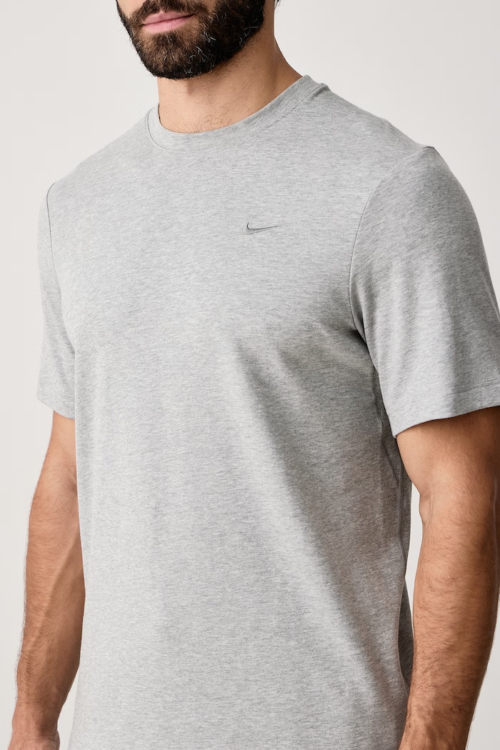 T-shirt męski z bawełną Primary Dri-FIT Nike DV9831.097 szary