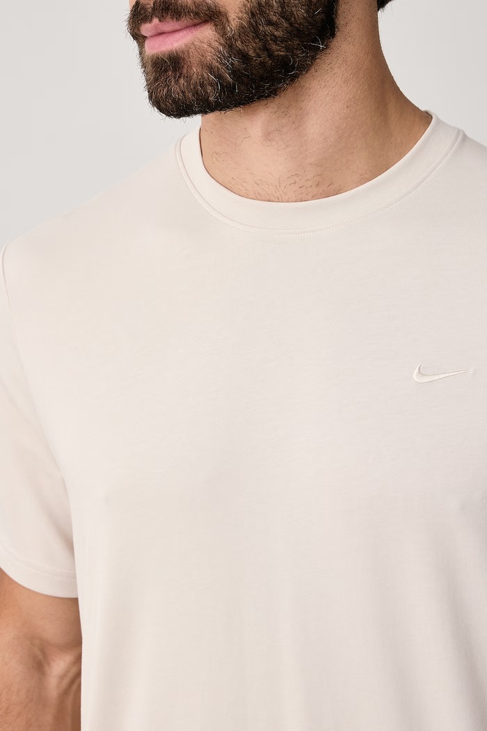 T-shirt sportowy męski z bawełną Primary Dri-FIT Nike DV9831.104 beżowy