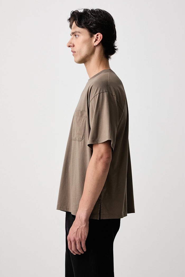 RELAXED POCKET TEE T-shirt bawełniany męski Frame MP26JTE008 brązowy