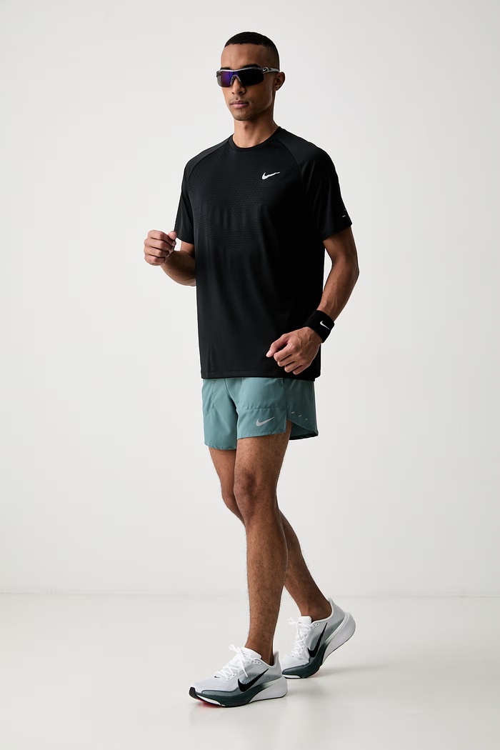 Nike T-shirt do biegania męski Stride HV5203.010 czarny AW26
