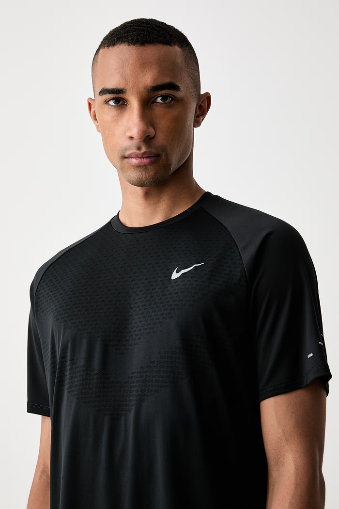 Nike T-shirt do biegania męski Stride czarny HV5203.010