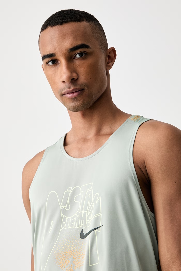 Nike top sportowy męski Stride zielony IO0525.370