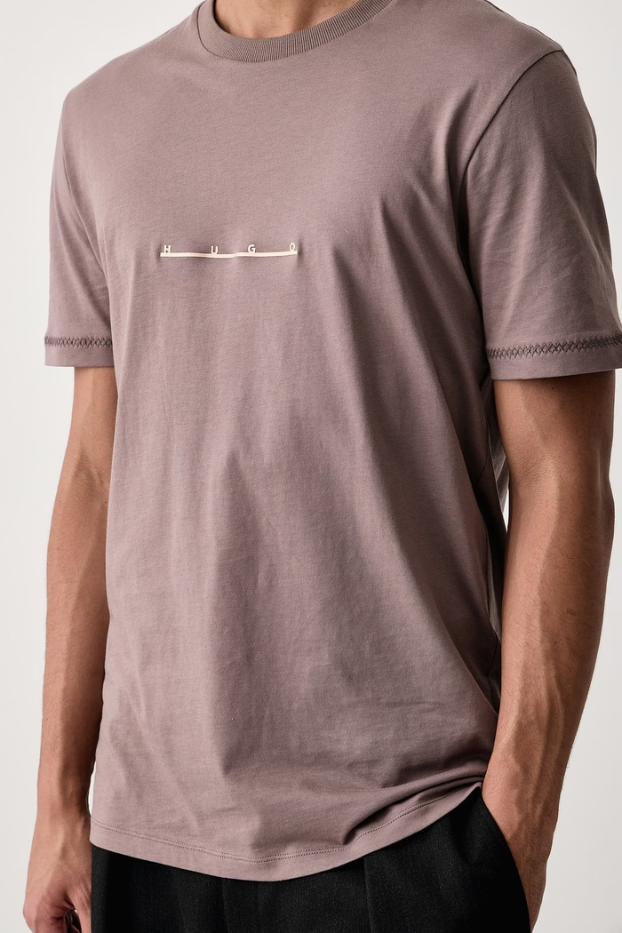T-shirt bawełniany Datri HUGO 50568118 brązowy