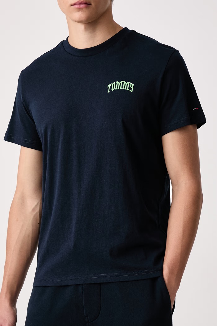 Tričko pánské bavlněné Tommy Jeans DM0DM23558 námořnická modř
