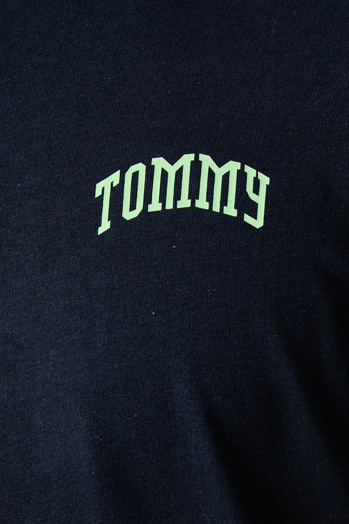 Tričko pánské bavlněné Tommy Jeans námořnická modř DM0DM23558