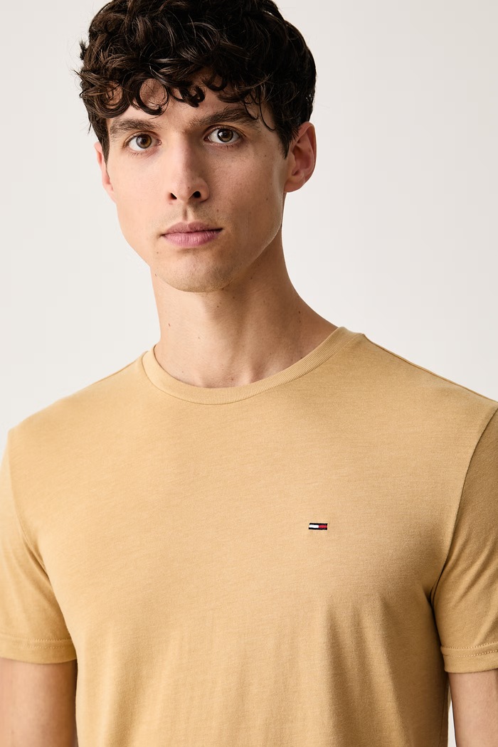 Tommy Jeans tričko pánske s bavlnou béžová DM0DM20363.