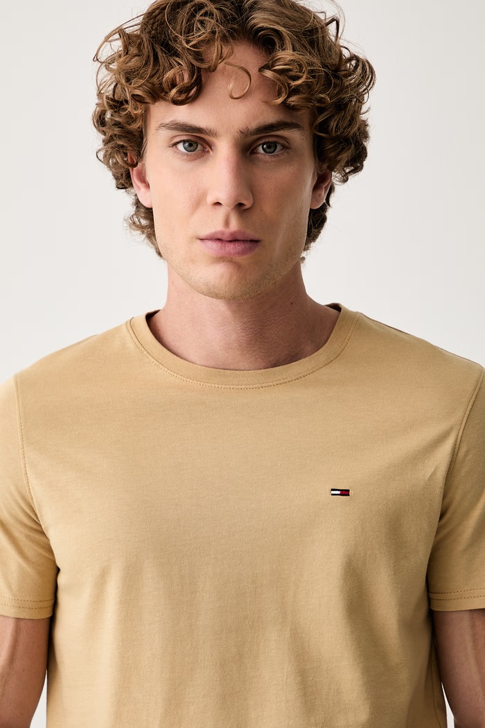 Tommy Jeans tričko pánské bavlněné béžová DM0DM04411.