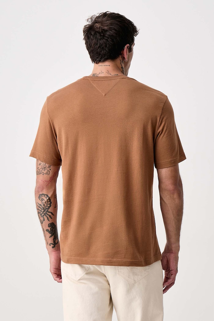 Odzież Tommy Hilfiger T-shirt męski bawełniany MW0MW39995. brązowy