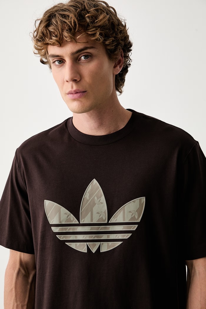 adidas Originals tričko pánské s bavlnou hnědá IA4533