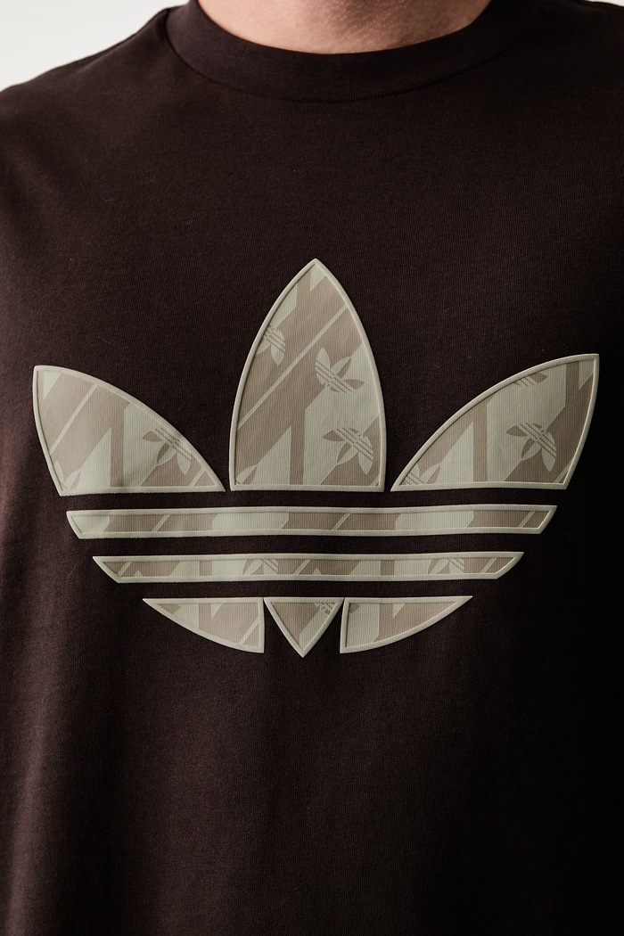 adidas Originals tričko pánské s bavlnou IA4533 hnědá