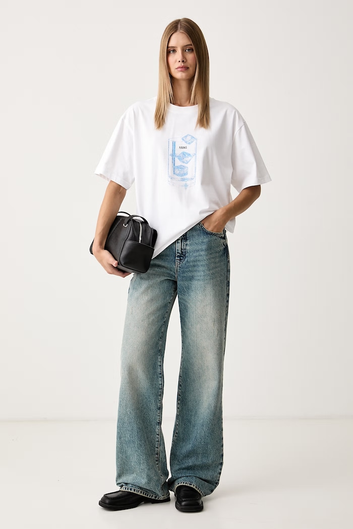 Rains Tričko bavlnené Classic T-shirt Cubes 41550.09 biela AW26