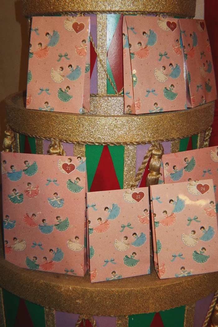 Konges Sløjd Kalendarz adwentowy dziecięcy CHRISTMAS CALENDAR WITH 24 GIFTS KS106411.G.9BY2 różowy AW26