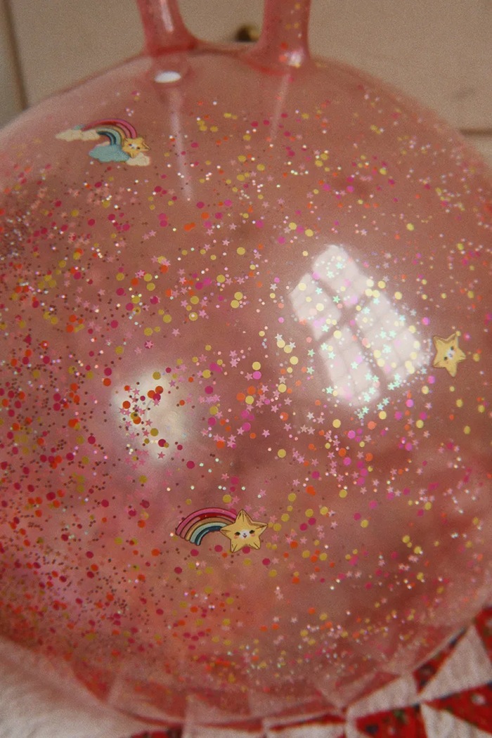 Piłka do skakania dziecięca GLITTER JUMP BALL Konges Sløjd różowy KS106482.9BY2
