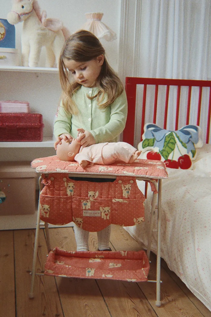 Konges Sløjd Zabawka dziecięca DOLL CHANGING TABLE różowy KS105966.9BY2