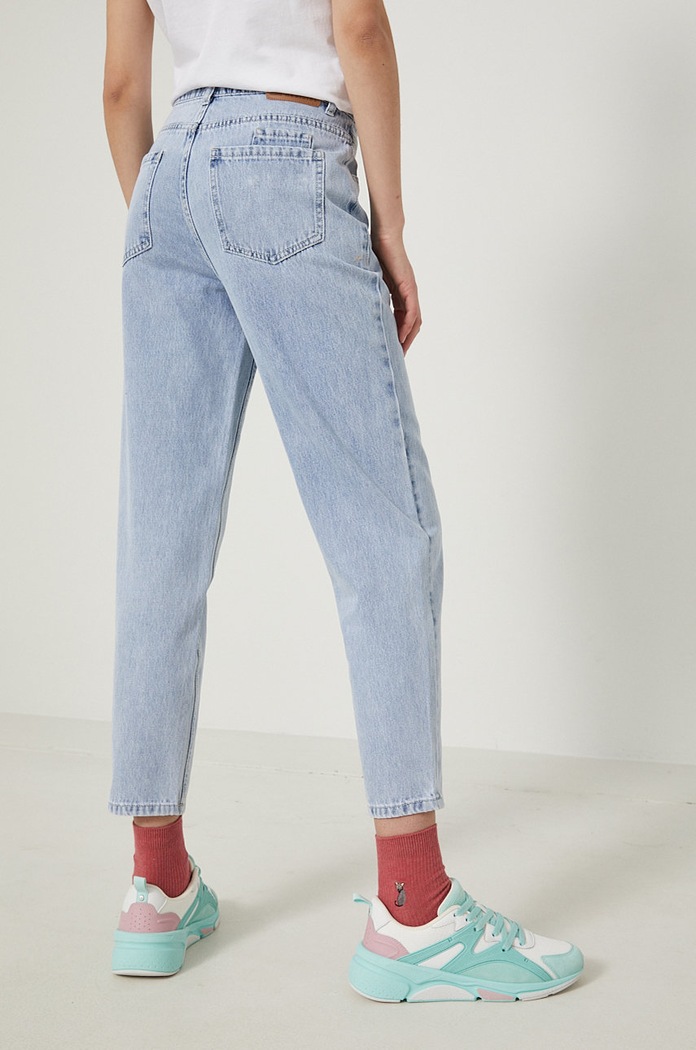 Odzież Jeansy damskie mom fit niebieskie RS22-SJD505 niebieski