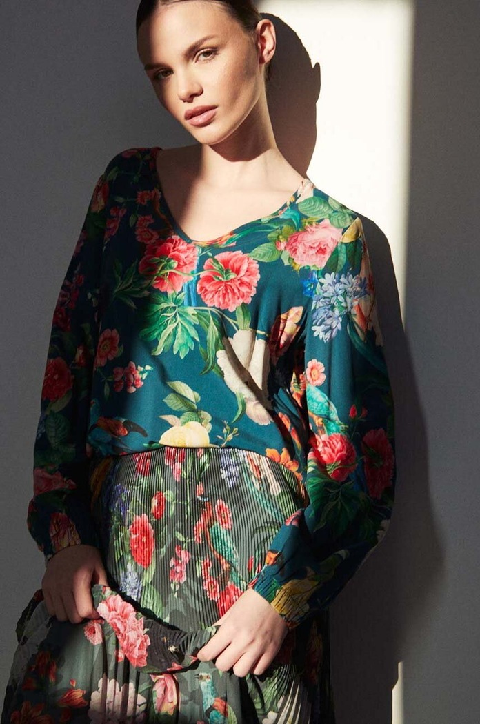 Bluzka damska w kwiaty kolor turkusowy turkusowy RS24-BDD305