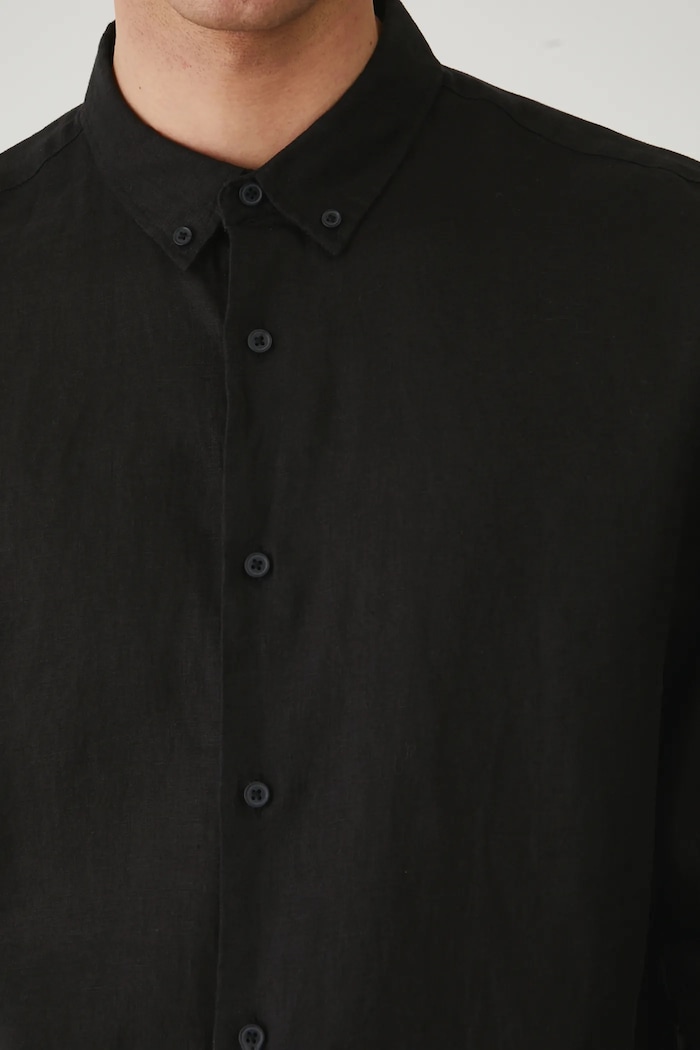 Lněná košile pánská s límcem button-down černá barva RS25-KDM071 černá