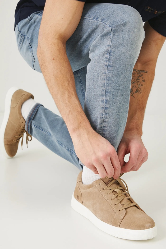 Sneakersy zamszowe męskie z elastyczną podeszwą kolor beżowy niska beżowy RS25-OBM305