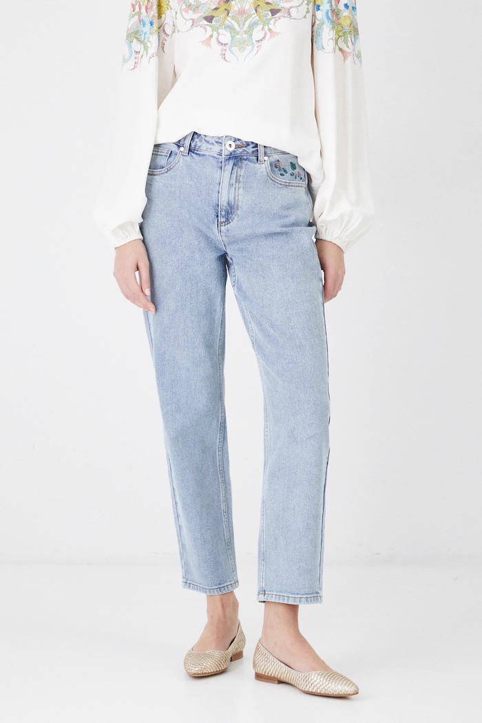 Jeansy damskie mom fit z ozdobnym haftem kolor niebieski niebieski RS25-SJD251