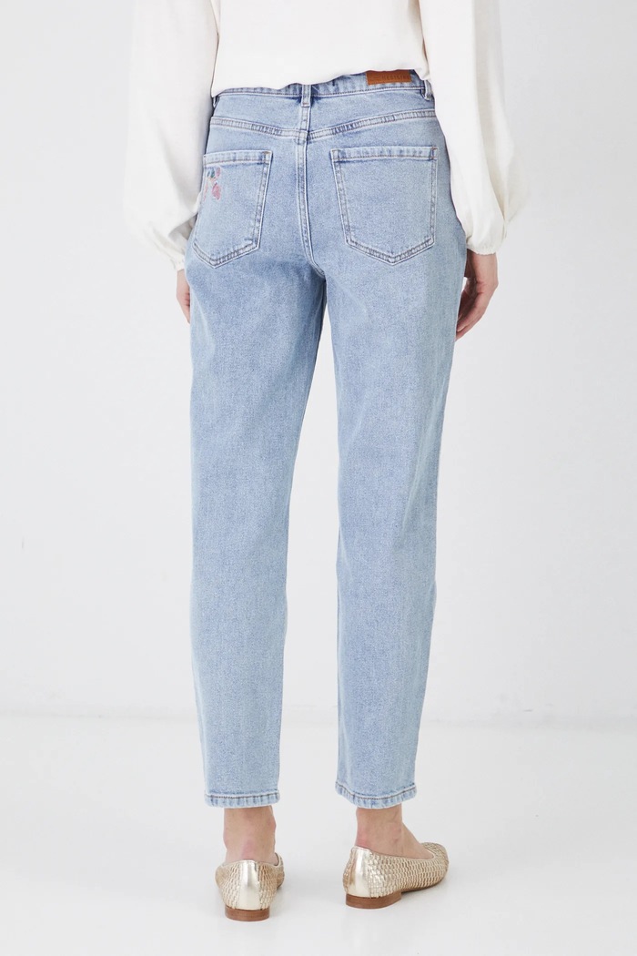 Odzież Jeansy damskie mom fit z ozdobnym haftem kolor niebieski RS25-SJD251 niebieski