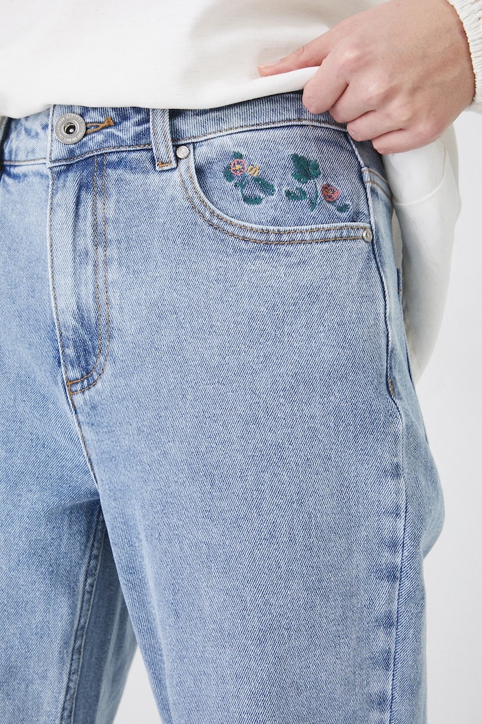 Jeansy damskie mom fit z ozdobnym haftem kolor niebieski niebieski RS25-SJD251