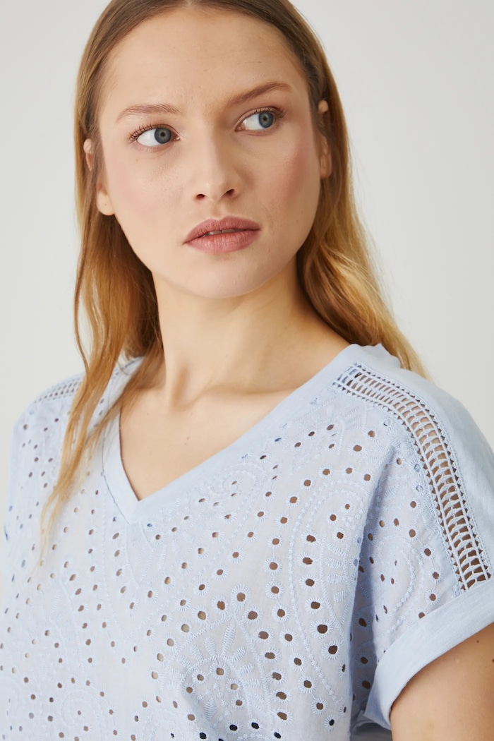 T-shirt bawełniany damski z ozdobnymi haftami kolor niebieski niebieski RS25-TSD701