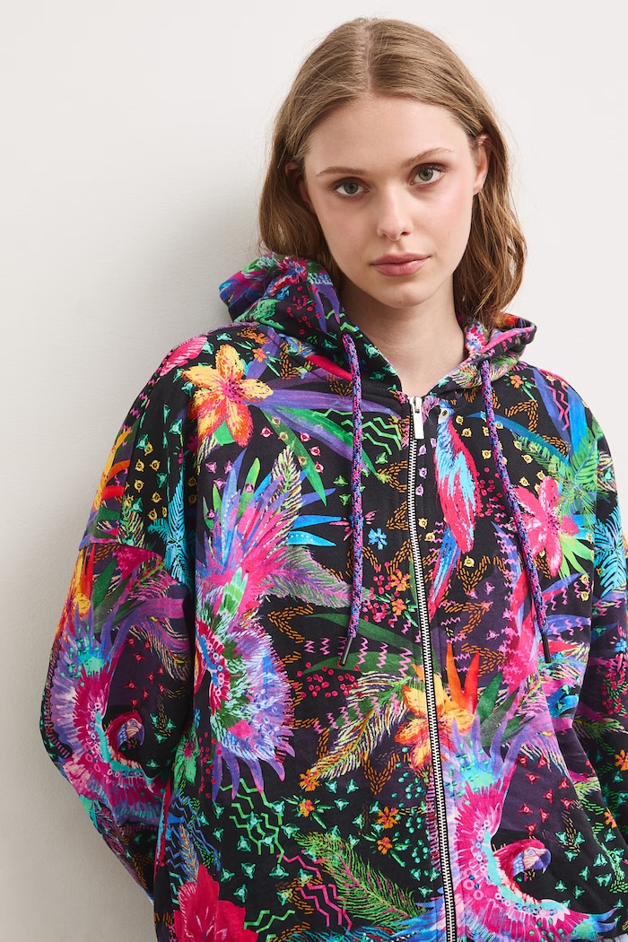 Bluza rozpinana z kapturem damska z motywem roślinnym czarny RS26-BLD091