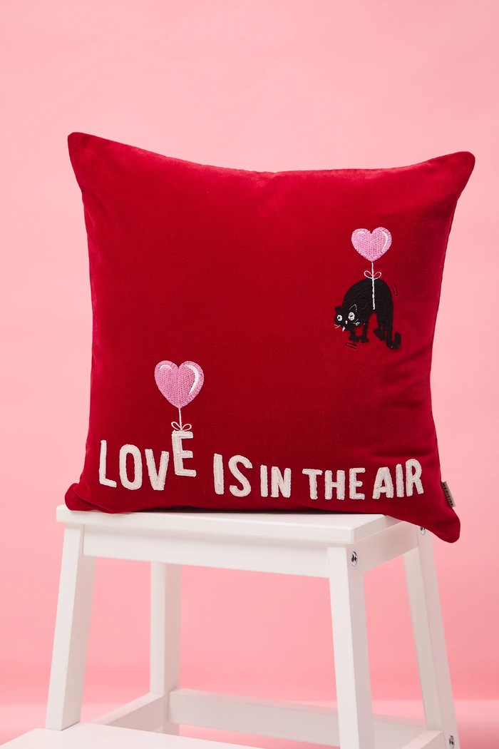 Poszewka dekoracyjna na poduszkę z haftem z kolekcji Valentine’s Day czerwony RS26-PSU208