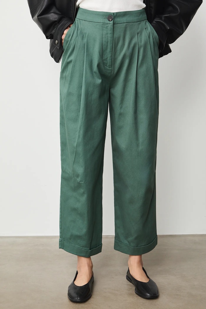 Spodnie damskie slouchy gładkie RS26-SPD302 zielony RS26