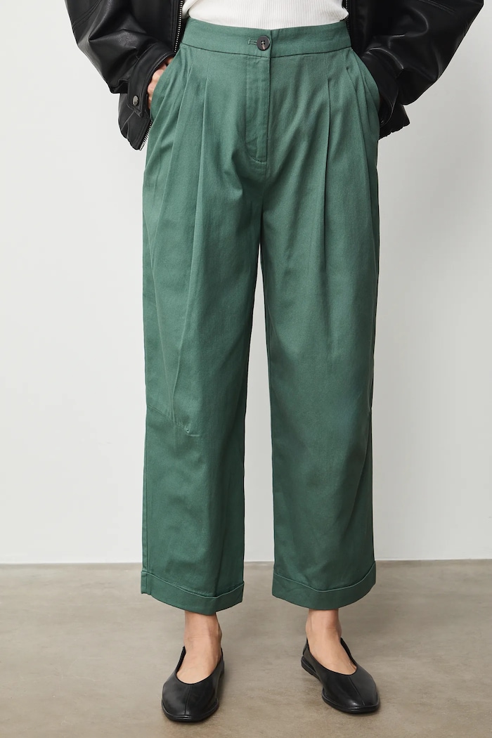 Spodnie damskie slouchy gładkie RS26-SPD302 zielony RS26