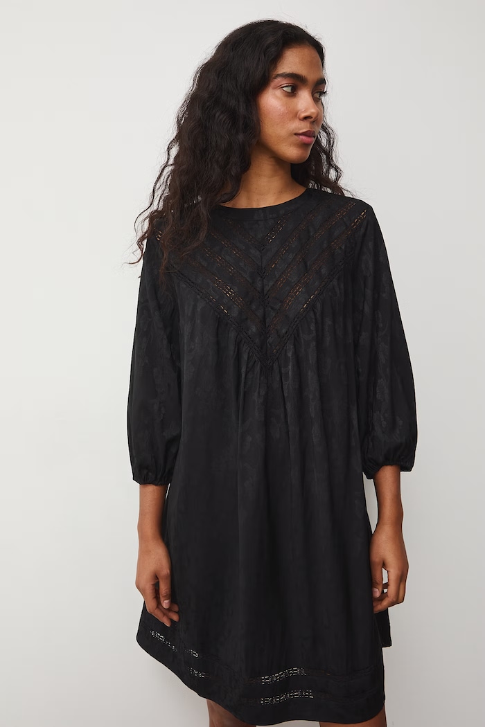 Sukienka oversize z wiskozą z koronkowymi wstawkami RS26-SUD505 czarny RS26