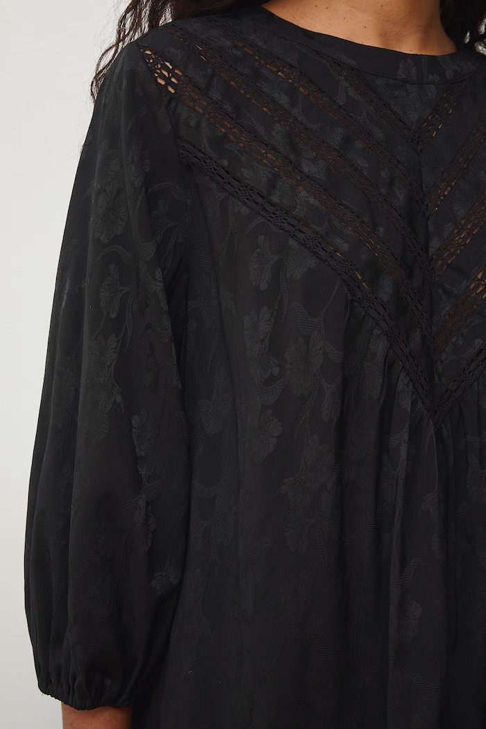 Sukienka oversize z wiskozą z koronkowymi wstawkami RS26-SUD505 czarny