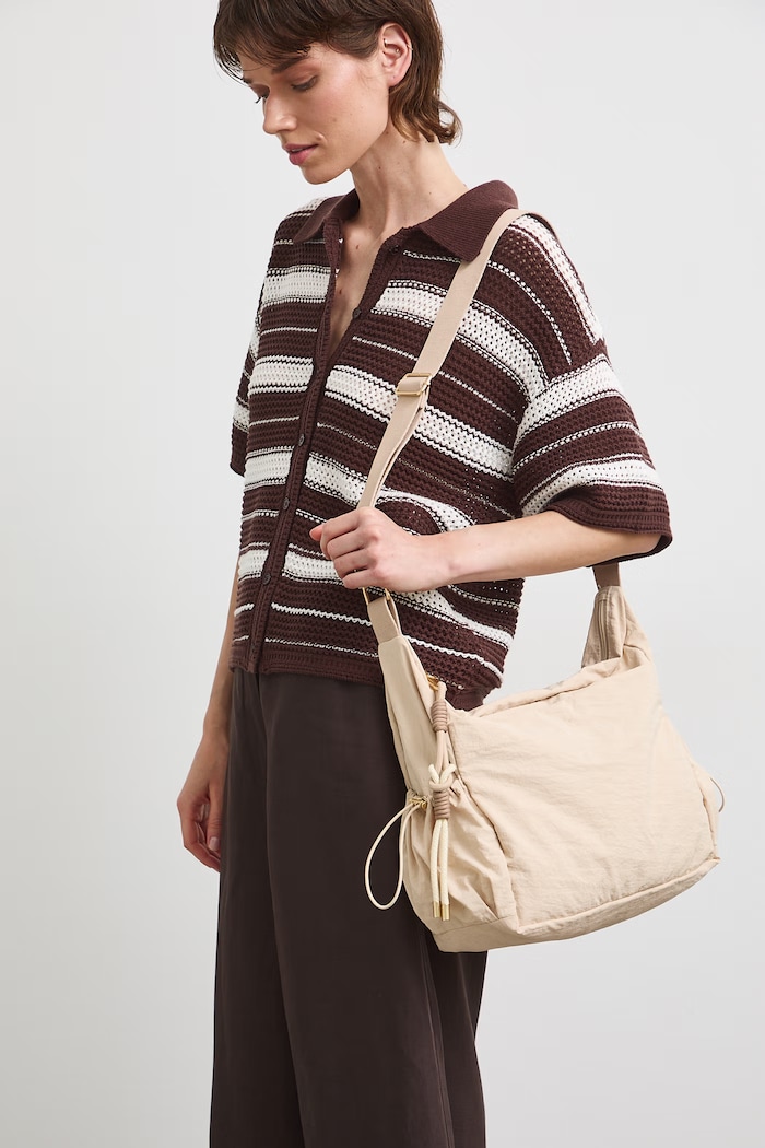 Torebka crossbody damska z brelokiem beżowy RS26-TOD808