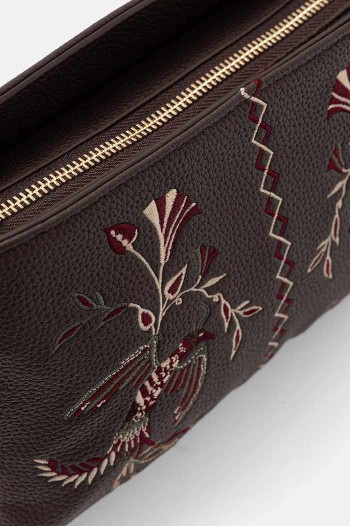 Torebka crossbody damska z imitacji skóry z aplikacją brązowy RS26-TOD908